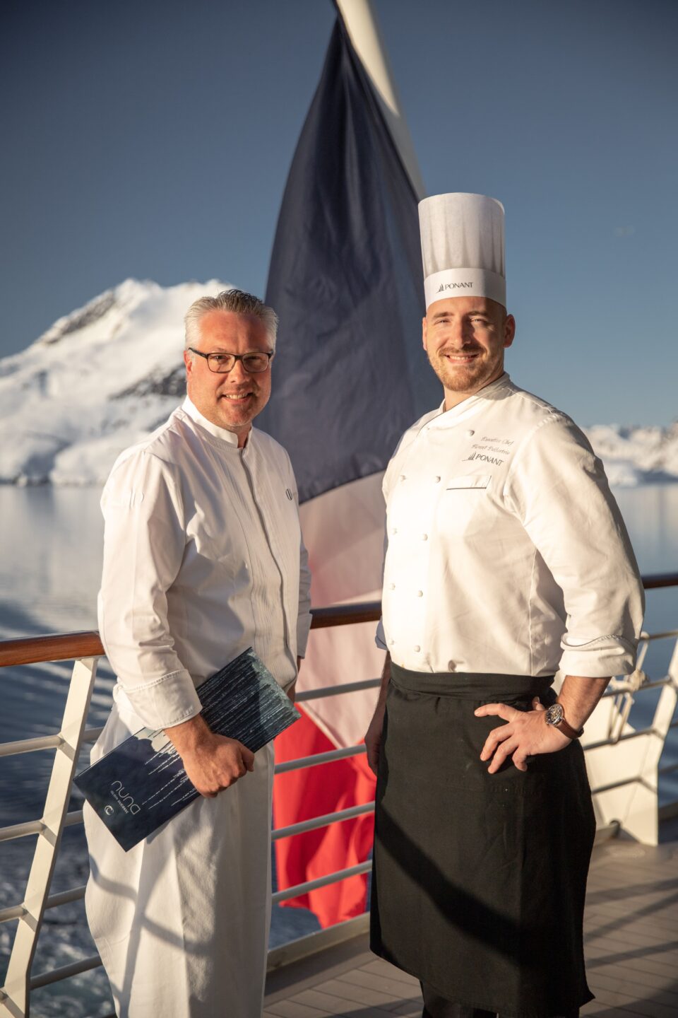 Photo de Jérôme Lacressonnière, directeur de DUCASSE Conseil avec un chef des cuisines du Commandant Charcot.