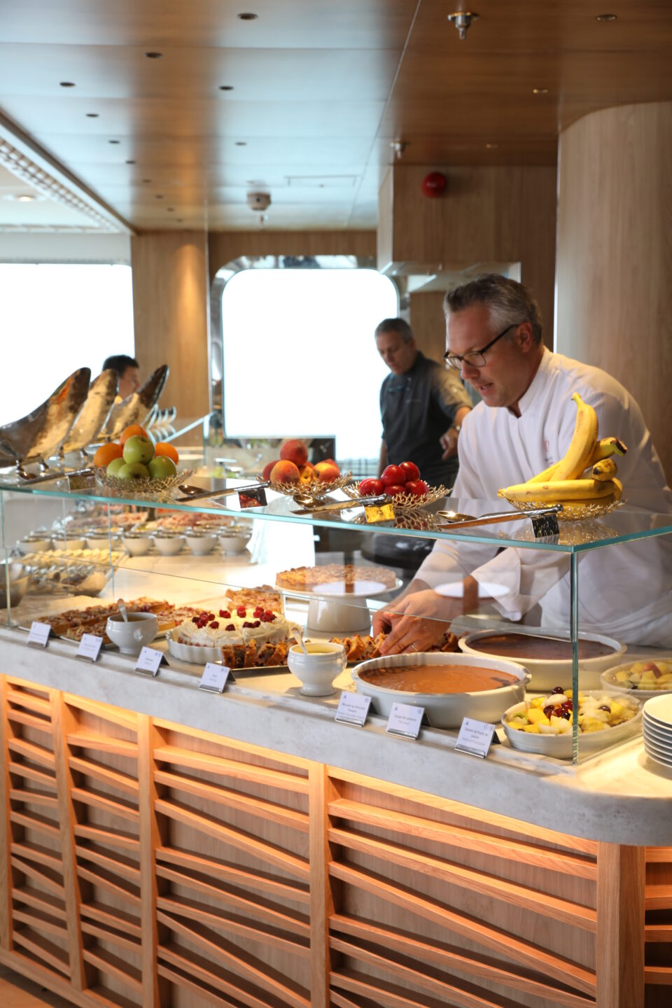 Préparation d'un buffet petit déjeuner par Jérôme Lacressonnière, Directeur de DUCASSE Conseil