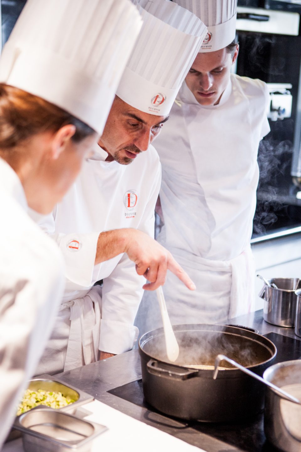 chef consultant qui donne une leçon de cuisine à des stagiaires