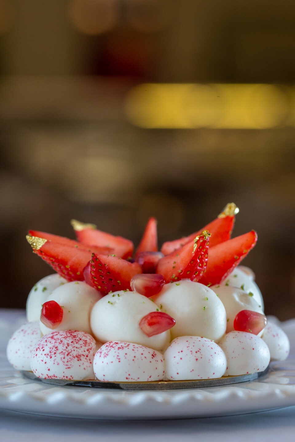 Dessert à la fraise réalisé par DUCASSE Conseil pour Ali Bin Ali Hospitality