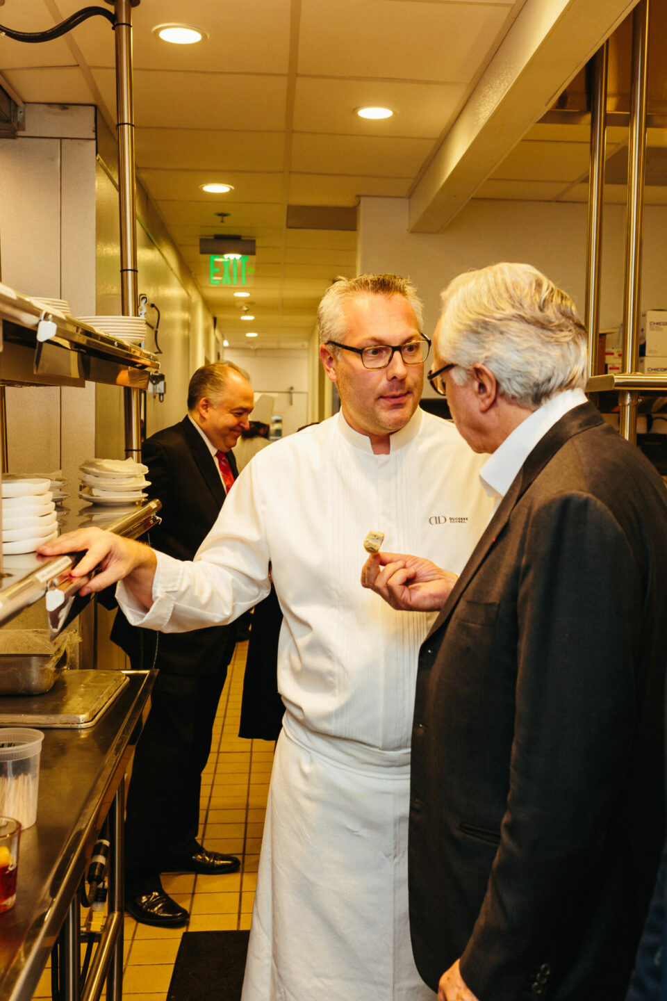 Photo d'Alain Ducasse en cuisine accompagné de Jérôme Lacressionnière
