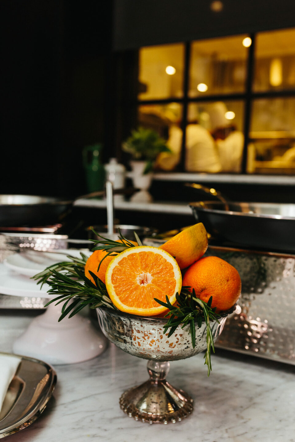 Coupelle avec des oranges coupées en deux