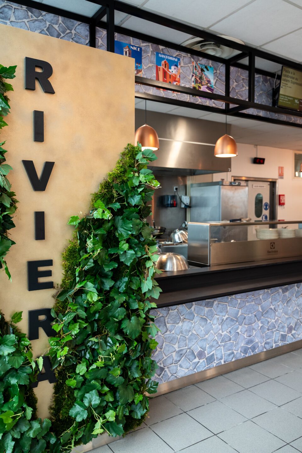 Photo d'un kiosque crée par DUCASSE Conseil dans les cantines SAFRAN