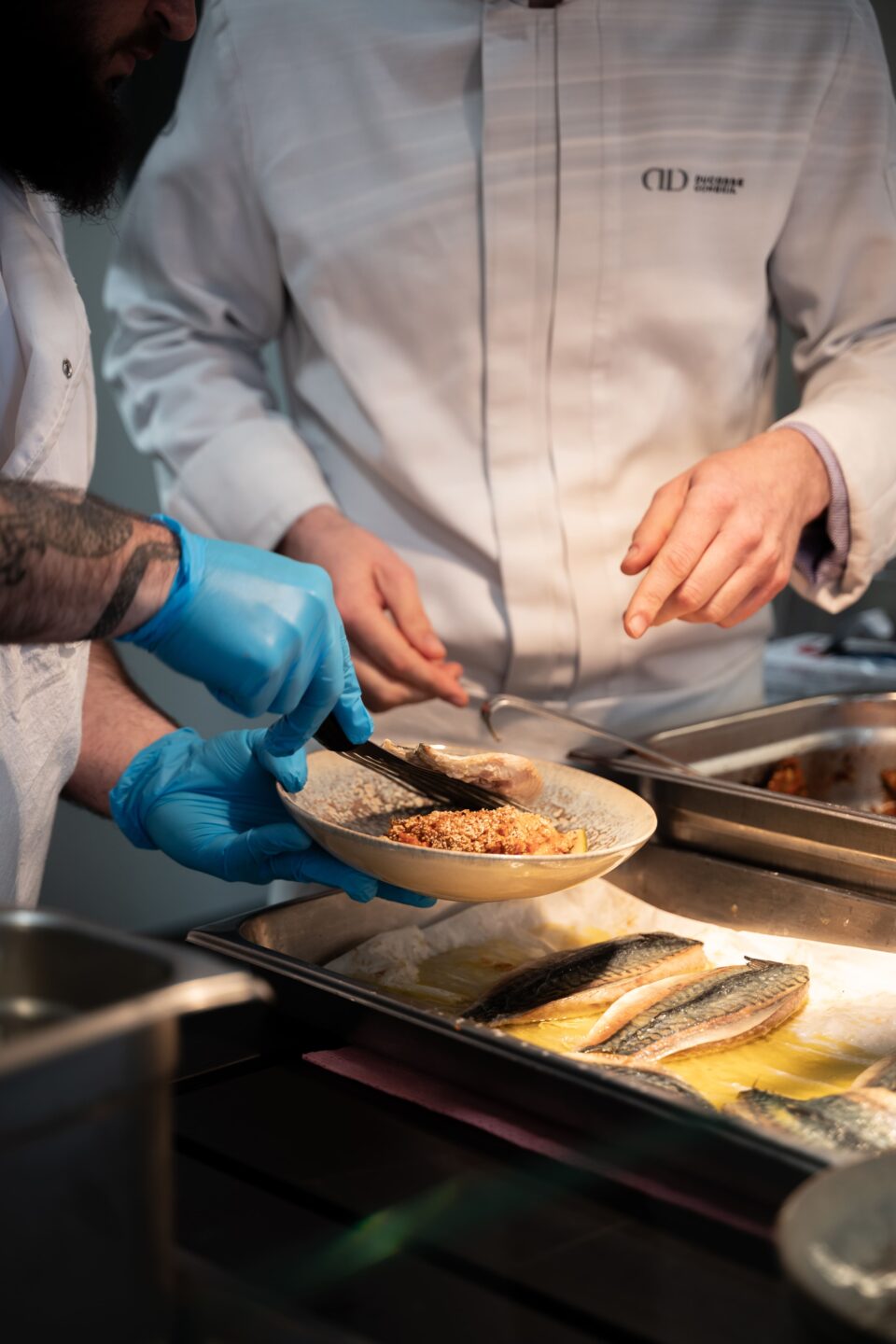 Dressage d'un plat crée par DUCASSE Conseil par les équipes de cuisine de SAFRAN