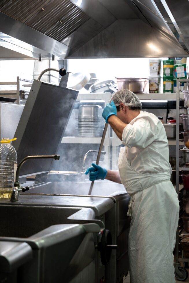 Photo d'un cuisiner en cuisine centrale