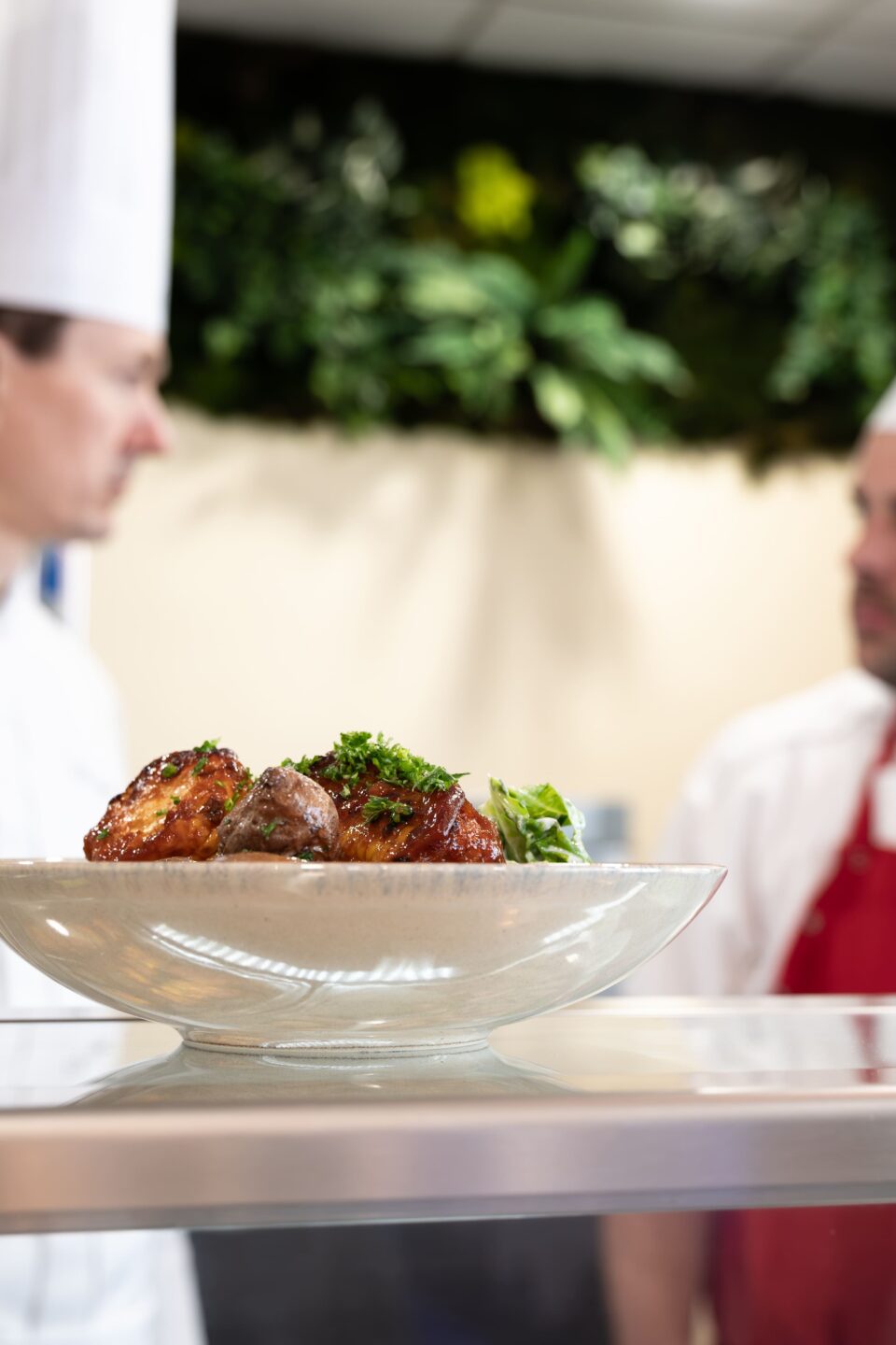 Photo entre Gwendal Le Ruyet, chef consultant sénior DUCASSE Conseil et un membre des équipes de cuisine de SAFRAN