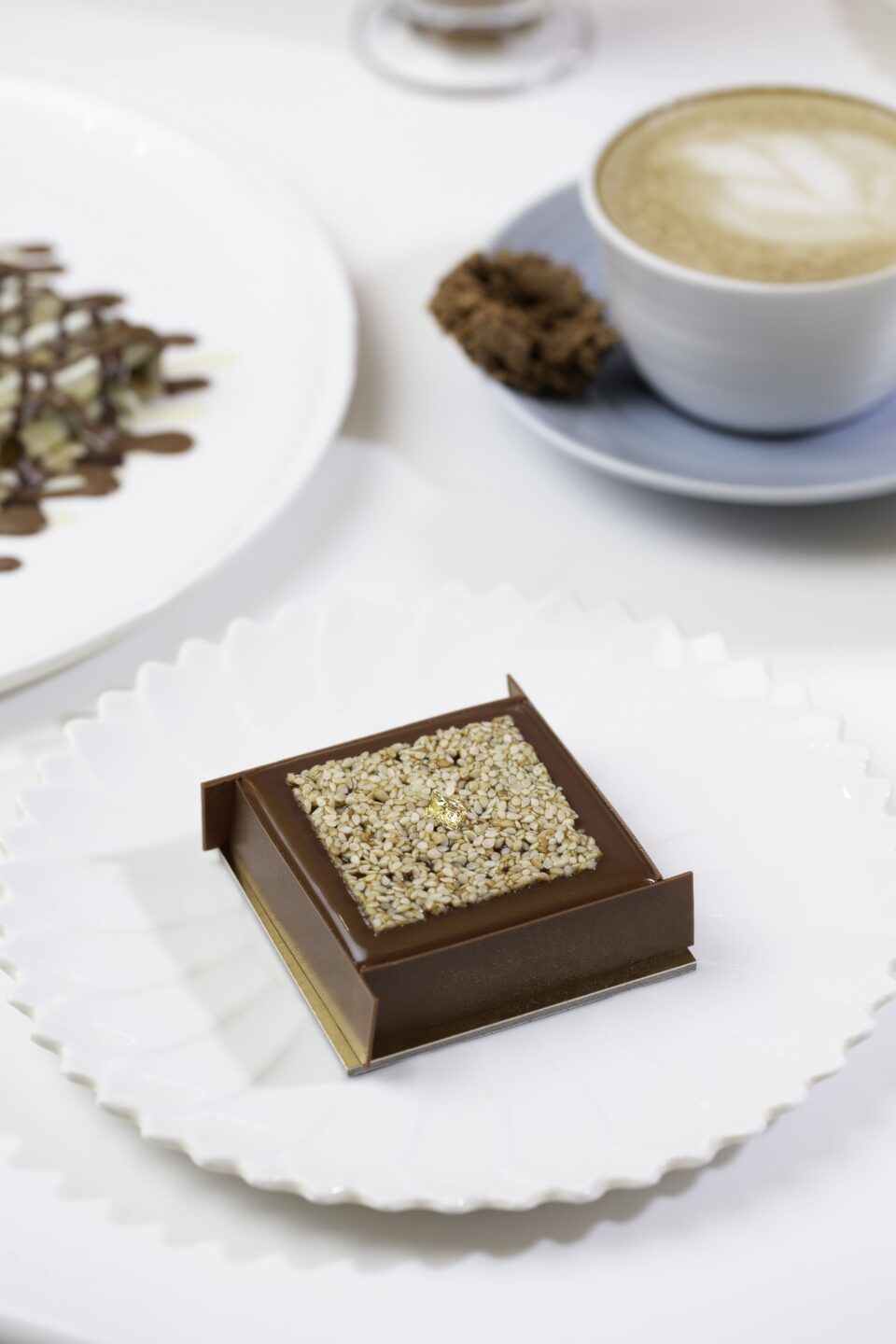 Petit déjeuner composé d'un dessert au chocolat et d'un cappuccino