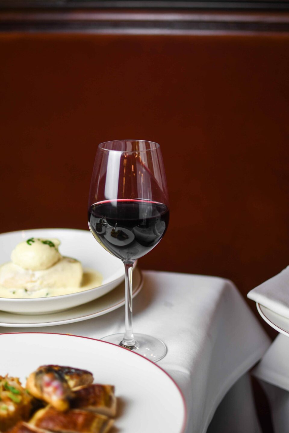 Photo assortiment de plats avec un verre de vin rouge
