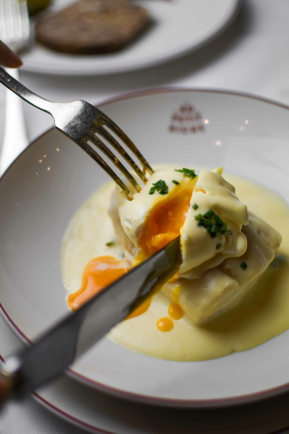 Découpe de l'oeuf mollet d'un plat Au Petit Riche