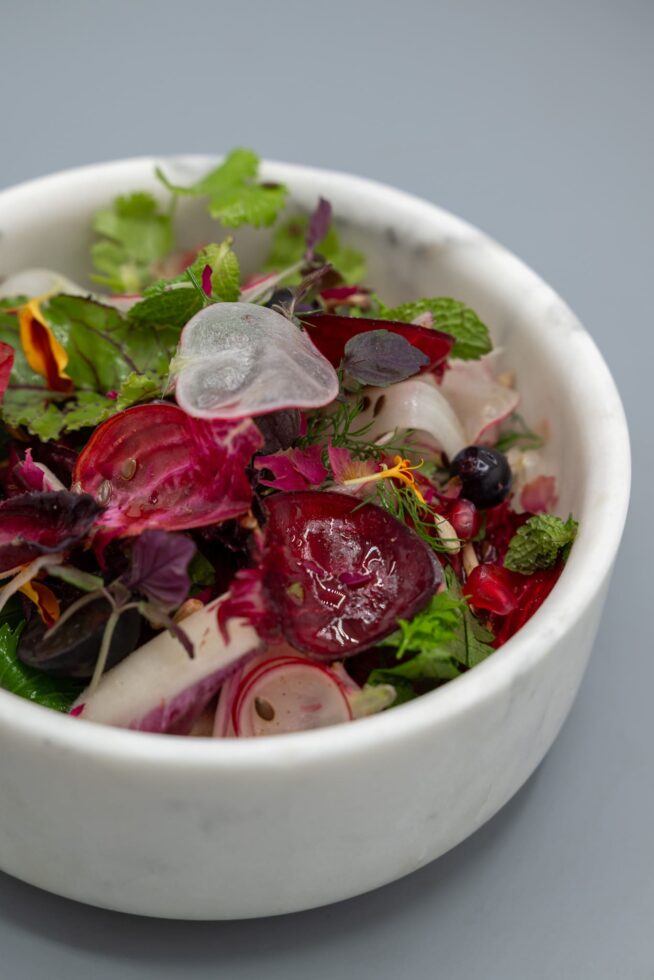 Création d'une salade par les équipes de DUCASSE Conseil