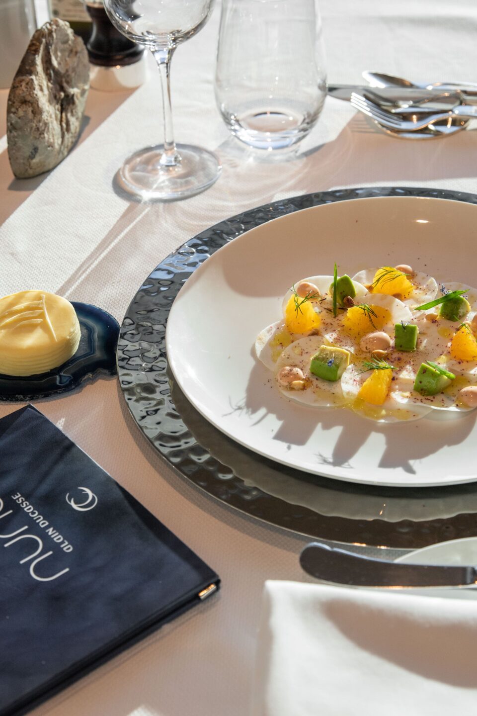Présentation d'un plat issu de la carte du restaurant NUNA à bord du Commandant Charcot
