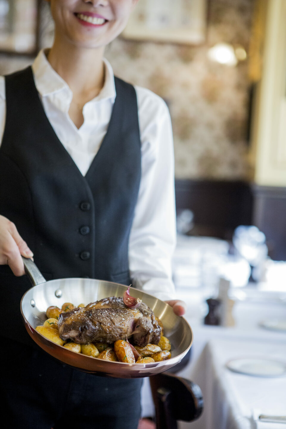 Photo serveur qui présente un plat