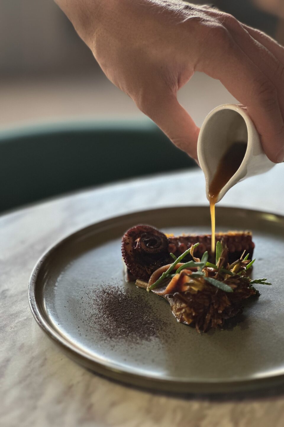 Création d'un plat dans le cadre de l'évènement Culinary Journeys à Daios Cove