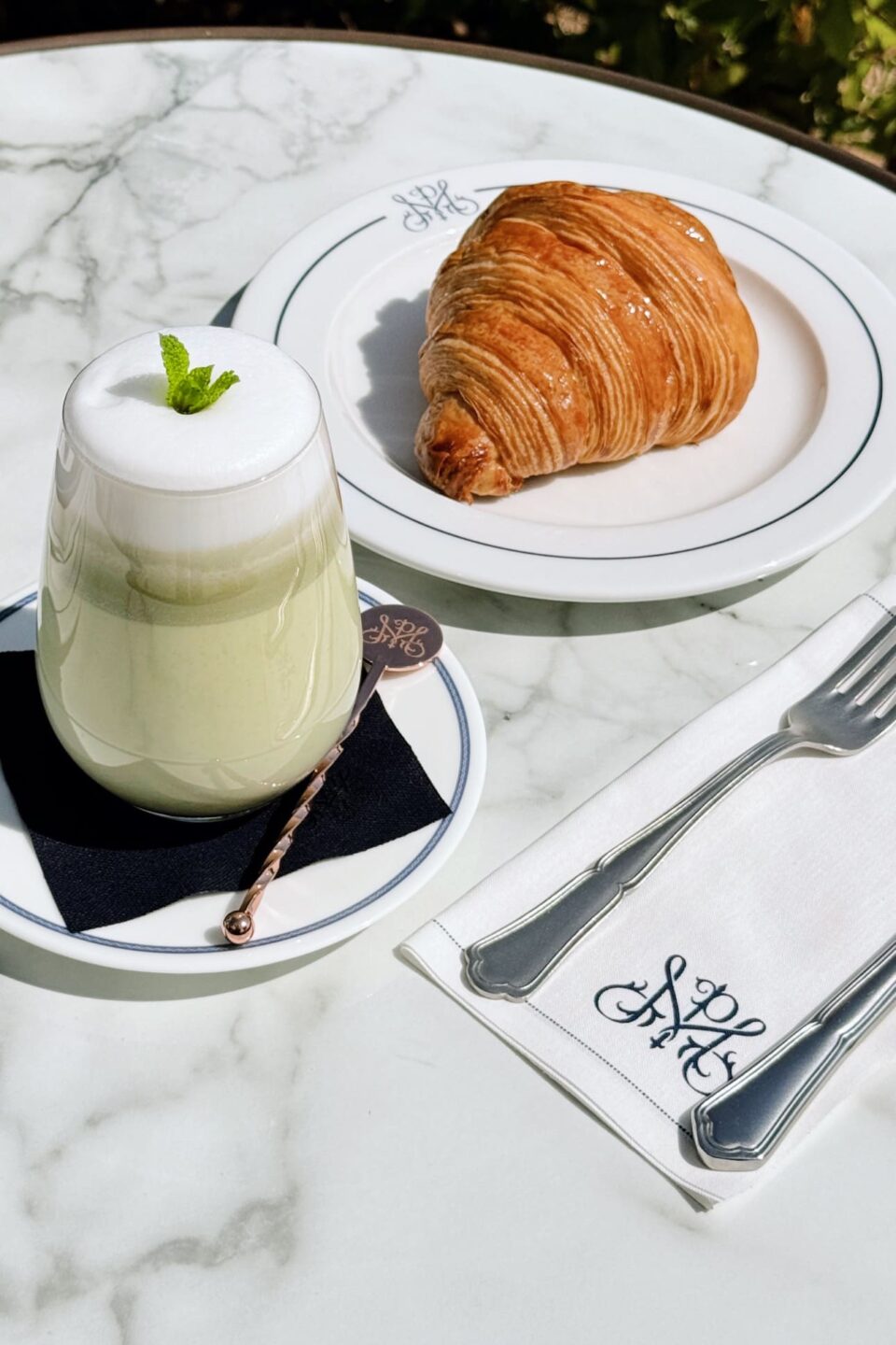 Viennoiserie accompagné d'un smoothie Pâtisserie Margot