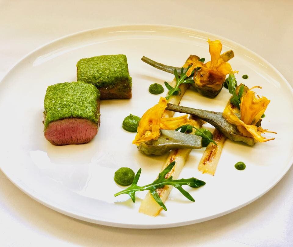 agneau_de_laiton_rôtie_en_viennoise_de_riquette_asperges_blanches_et_artichauts_poivrades