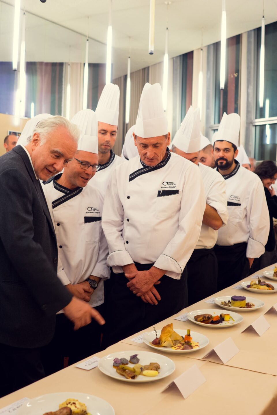 Photo d'Alain Ducasse accompagné de participants au concours EMEIS