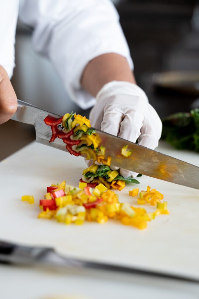 Taillage en brunoise de poivron par un chef consultant DUCASSE Conseil