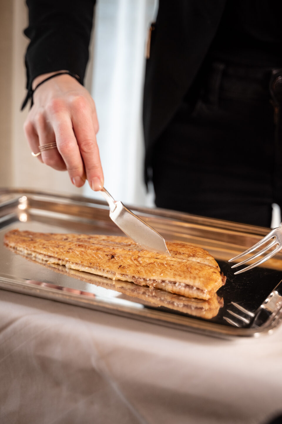 Découpe en salle d'une sole meunière