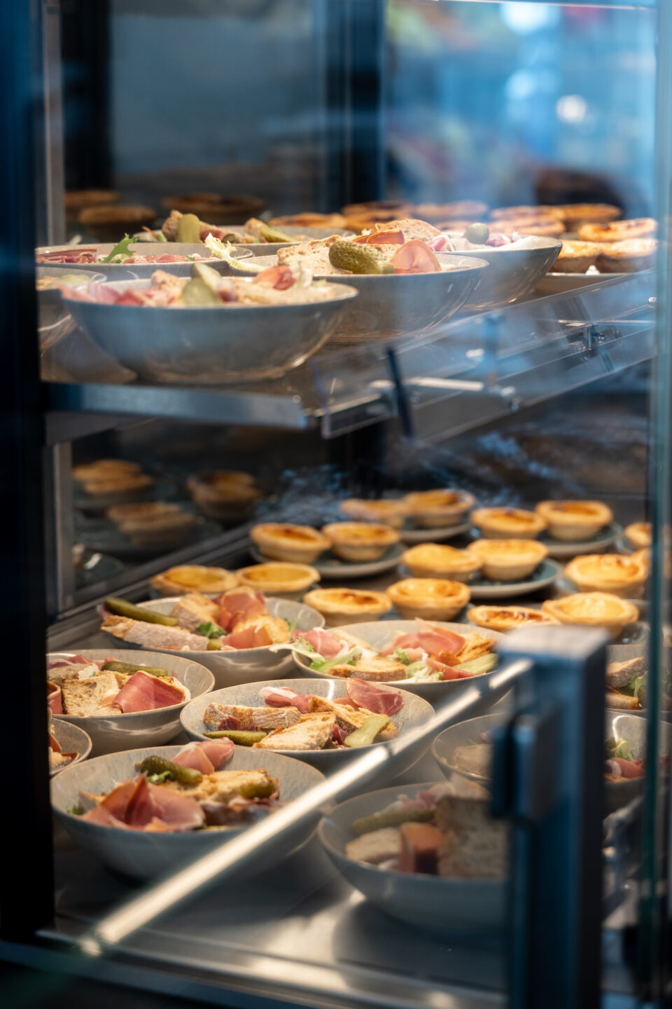 Photo d'une vitrine contenant des entrées froides dans une cantine