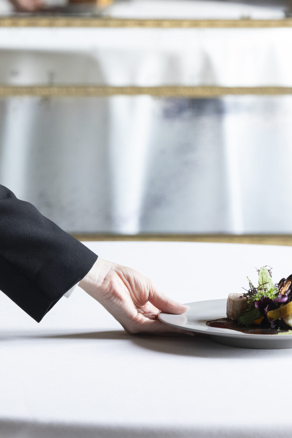 Service d'un plat au Louis XV