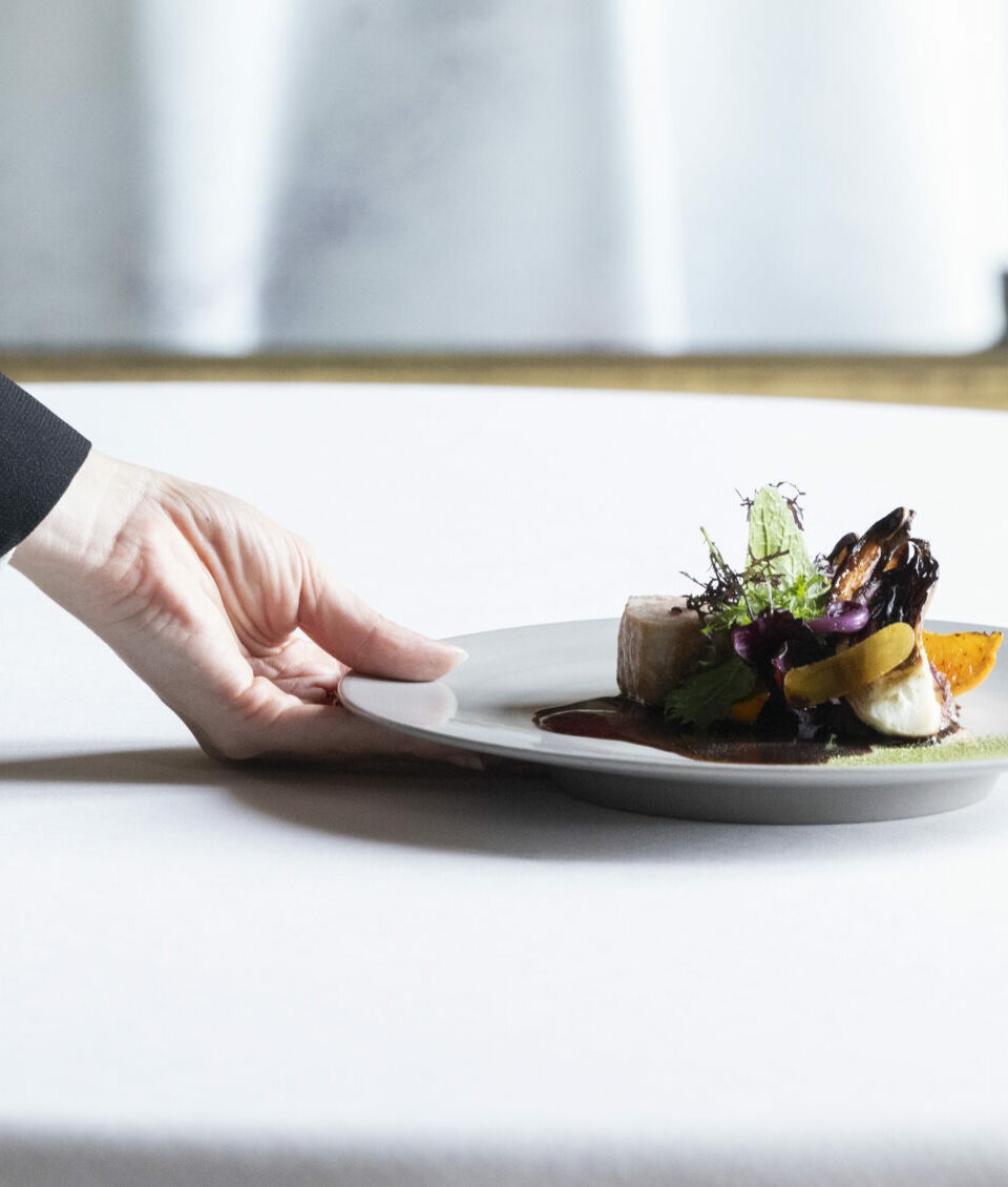 Service d'un plat au Louis XV