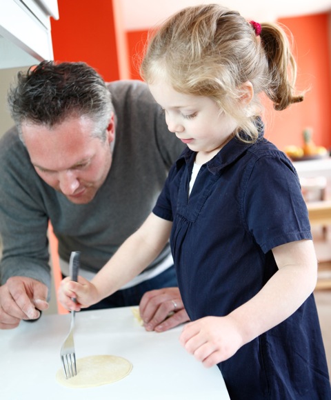 Chef DUCASSE Conseil qui apprend une recette à un enfant