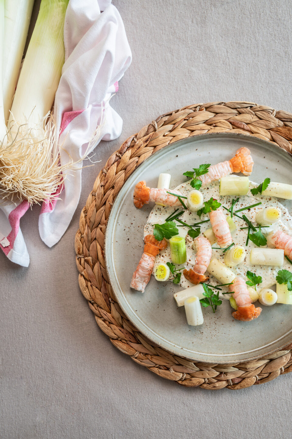 ©Bertille Chabrolle_Langoustine au court-bouillon, poireaux primeurs, yaourt aux fines herbes et poivre timut_02