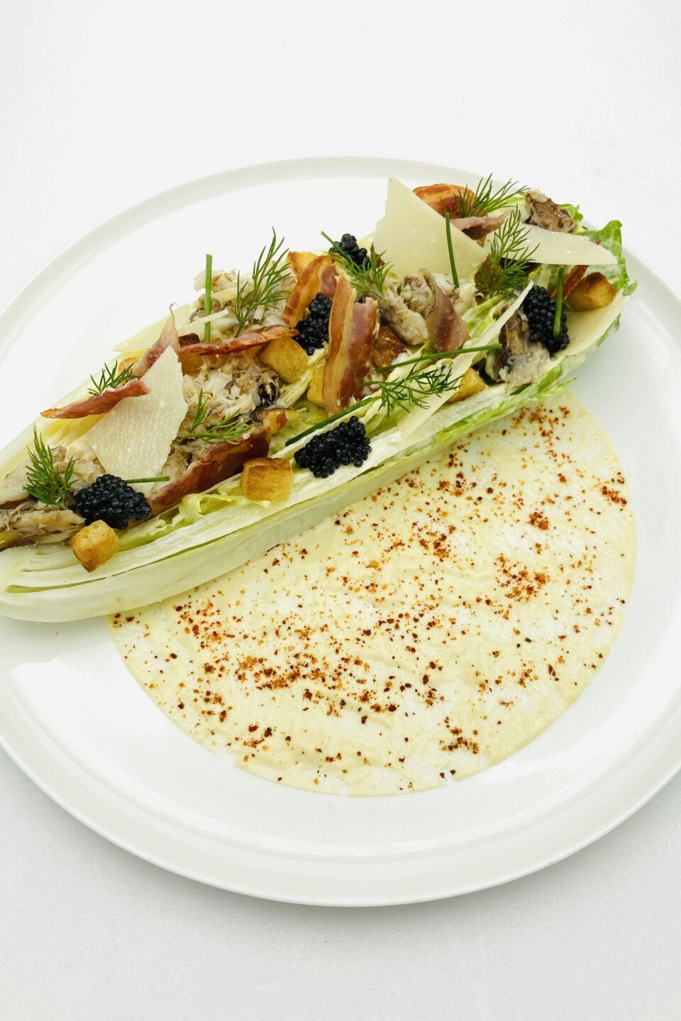 Photo d'une recette de salade césar avec du caviar